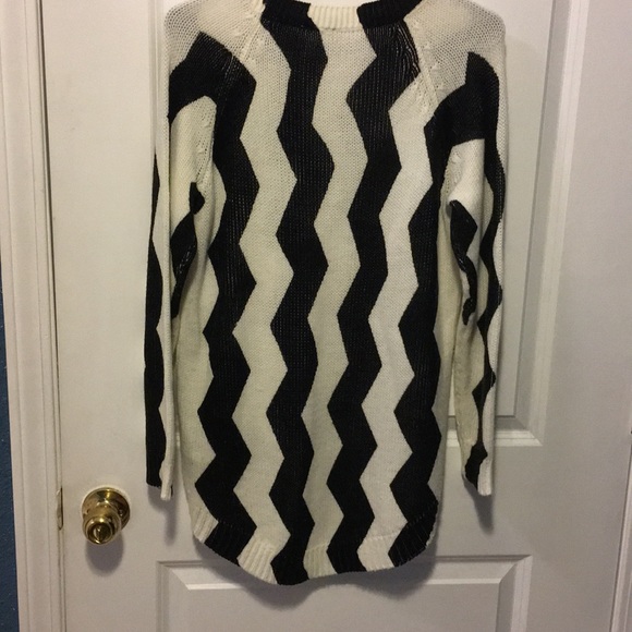 Black & cream chevron pattern long sleeve sweater - Picture 2 of 2